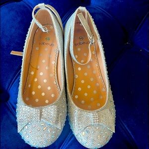 Girls shoes size 5 worn one time.